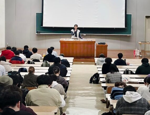 沖縄国際大学にて講義